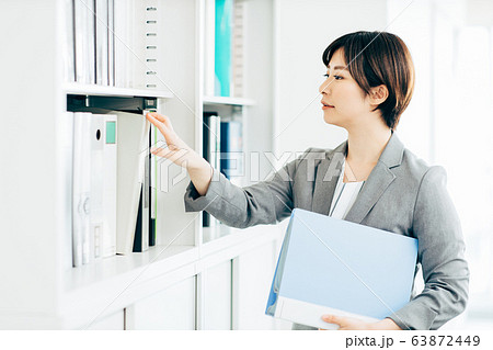 事務 女性 書類 事務 女性 書類 63872449