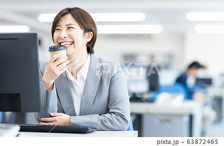 女性　ビジネス　デスクワーク 63872465
