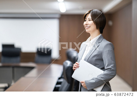 会議室 女性 エリート 会議室 女性 エリート 63872472