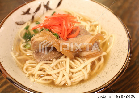 沖縄郷土料理　沖縄そば　ソーキそば 63873406