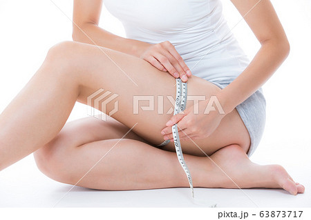 メジャーで太ももを測る女性	 63873717