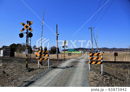 田舎の踏切の風景 63873942
