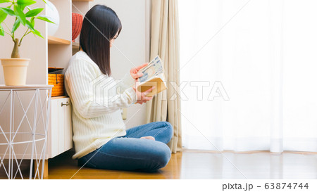 へそくり 女性　千円札　コピースペース 63874744
