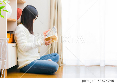 へそくり 女性　千円札　コピースペース 63874746