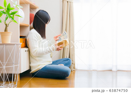 へそくり 女性　千円札　コピースペース 63874750