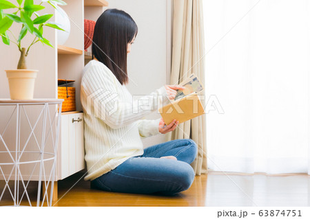 へそくり 女性　千円札　コピースペース 63874751