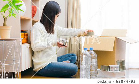備蓄　缶詰　非常食　飲料水　コピースペース　16:9 63874793
