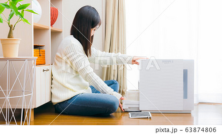 加湿器　お手入れ　女性　コピースペース　16:9 63874806