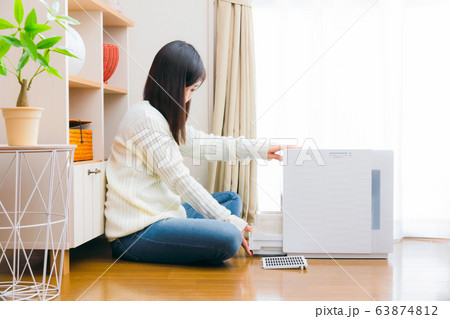 加湿器　お手入れ　女性　コピースペース 63874812