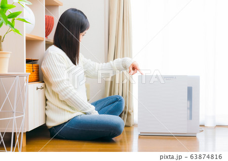 加湿器 スイッチ 女性 コピースペース 加湿器 スイッチ 女性 コピースペース 63874816