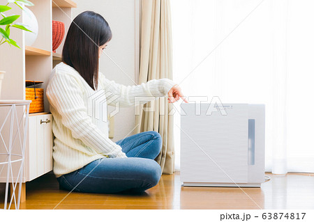 加湿機　スイッチ　女性　コピースペース 63874817