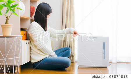 加湿器 スイッチ 女性 コピースペース 16:9 加湿器 スイッチ 女性 コピースペース 16:9 63874818