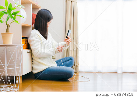 ケーブルを挿す、抜く女性 スマートフォン コピースペース ケーブルを挿す、抜く女性 スマートフォン コピースペース 63874819