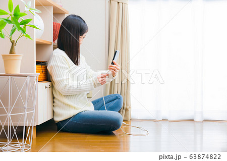 ケーブルを挿す、抜く女性 スマートフォン コピースペース ケーブルを挿す、抜く女性 スマートフォン コピースペース 63874822