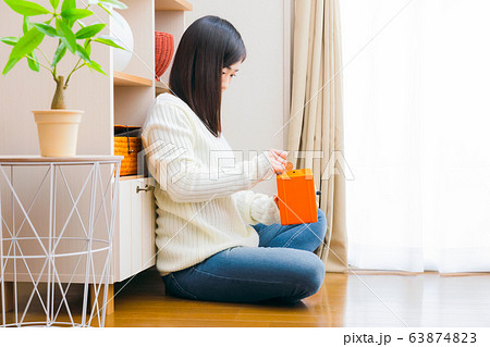 貯金する女性　コピースペース 63874823