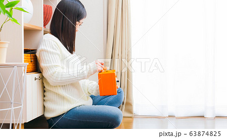 貯金する女性　コピースペース　16:9 63874825