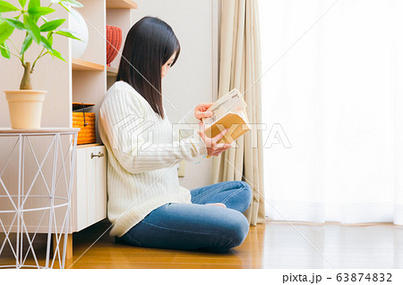 お金を隠す女性　一万円札　コピースペース 63874832