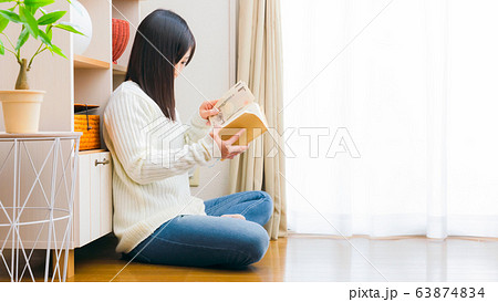 へそくり 女性 一万円札 コピースペース 16:9 へそくり 女性 一万円札 コピースペース 16:9 63874834