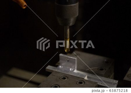 マシニングセンターでバリ取り加工 63875218