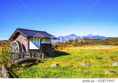 【山梨県北杜市】水車小屋と秋の八ヶ岳 63875947
