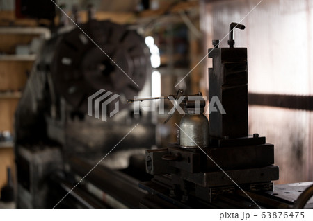 旋盤と油さし 63876475