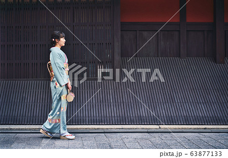 着物の女性 63877133