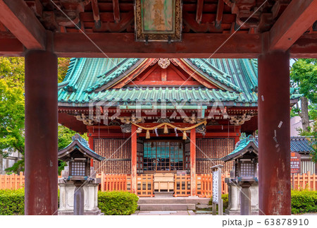 Tourists are traveling into the Ozaki shrine in 63878910