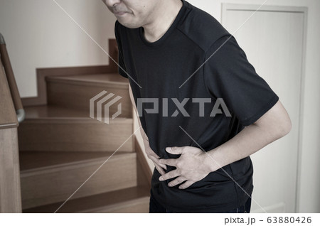 腹痛イメージ 腹痛イメージ 63880426