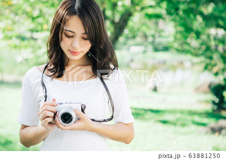 写真を撮る若い女性 写真を撮る若い女性 63881250