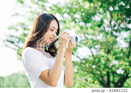 写真を撮る若い女性 写真を撮る若い女性 63881252