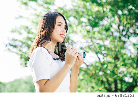 写真を撮る若い女性 写真を撮る若い女性 63881253