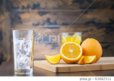 Empty glass with ice cubes and fruit 63882511