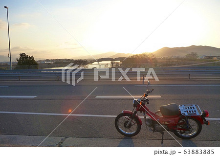 さあどこへ行こうか?朝日が眩しい。 さあどこへ行こうか?朝日が眩しい。 63883885