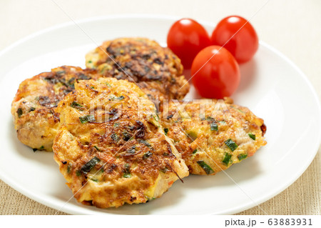 鶏肉のピカタ。ミニトマト添え。 鶏肉のピカタ。ミニトマト添え。 63883931