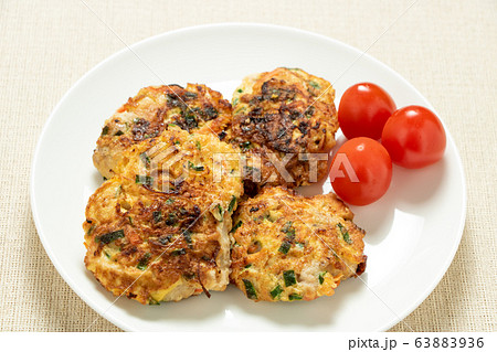 鶏肉のピカタ。ミニトマト添え。 63883936