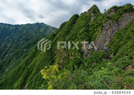初秋の荒沢岳・前嵓の岩壁を望む 初秋の荒沢岳・前嵓の岩壁を望む 63884039