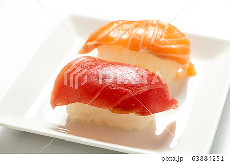 にぎり寿司・マグロとサーモン。(白皿・白バック) にぎり寿司・マグロとサーモン。(白皿・白バック) 63884251