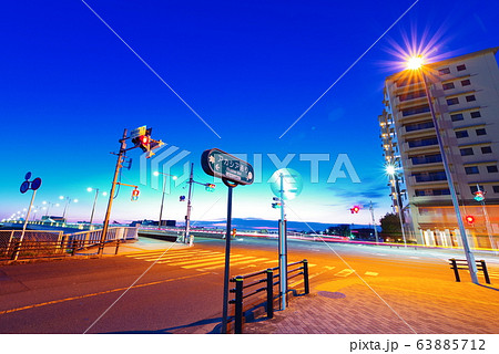 稲城多摩川原交差点の早朝の風景 63885712
