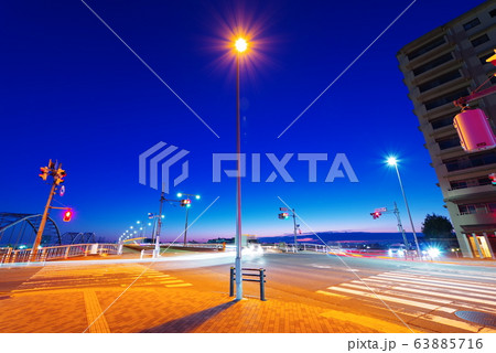 稲城多摩川原交差点の早朝の風景 63885716