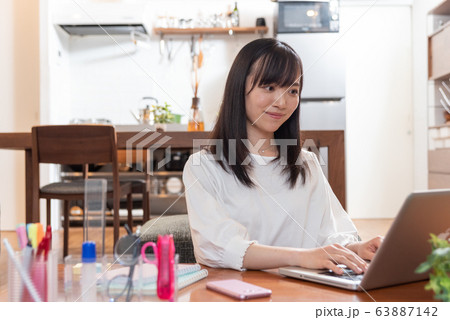 自宅でテレワークをする若い女性 63887142