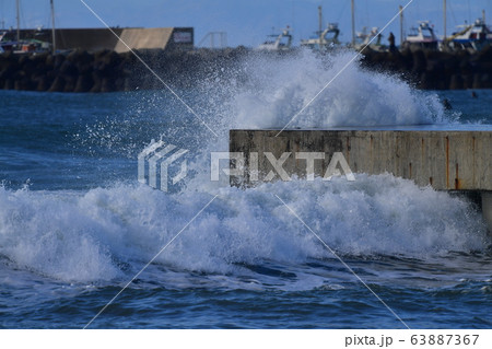 海難事故　波　台風 63887367