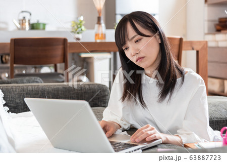 リビングで考え込む若い女性 リビングで考え込む若い女性 63887723