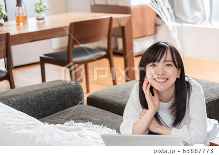 自宅でくつろぐ若い女性 63887773