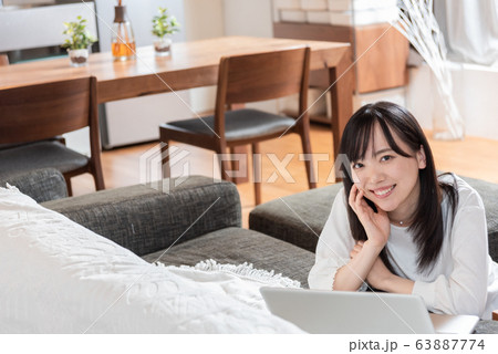 自宅でくつろぐ若い女性 自宅でくつろぐ若い女性 63887774