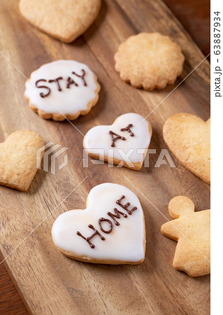 STAY AT HOMEと書かれたアイシングクッキー STAY AT HOMEと書かれたアイシングクッキー 63887934