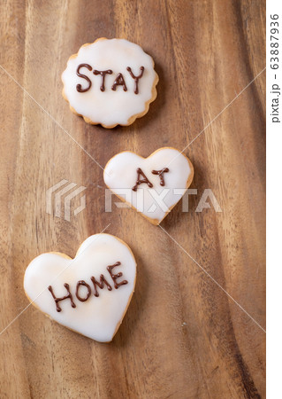 STAY AT HOMEと書かれたアイシングクッキー STAY AT HOMEと書かれたアイシングクッキー 63887936