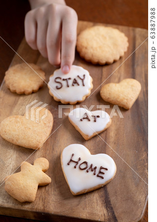STAY AT HOMEと書かれたアイシングクッキー STAY AT HOMEと書かれたアイシングクッキー 63887988