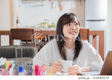 朝自宅でコーヒーを飲む若い女性 朝自宅でコーヒーを飲む若い女性 63888070