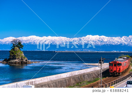 《富山県》雨晴海岸と氷見線・絶景ローカル線 63888241