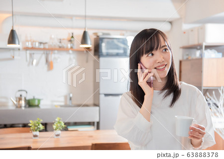 朝、自宅でコーヒーを飲む若い女性 63888378
